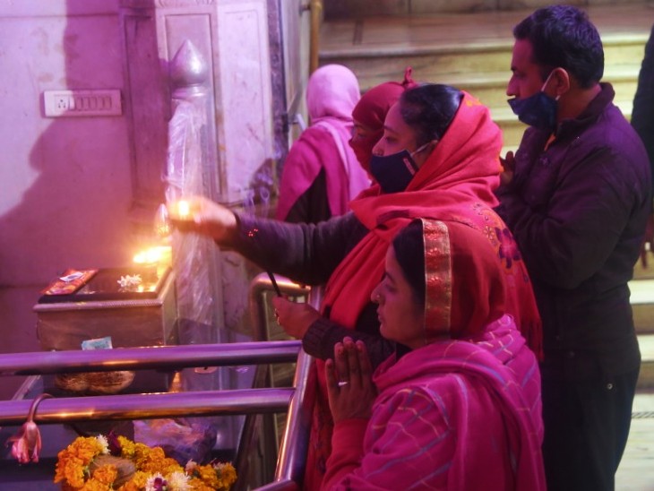 मंदिर में पूजा अर्चना करते भक्त।