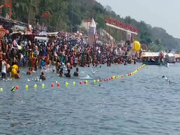 ग्वारीघाट में एक वर्ष पहले मकर संक्रांति पर इस तरह उमड़े थे श्रद्धालु
