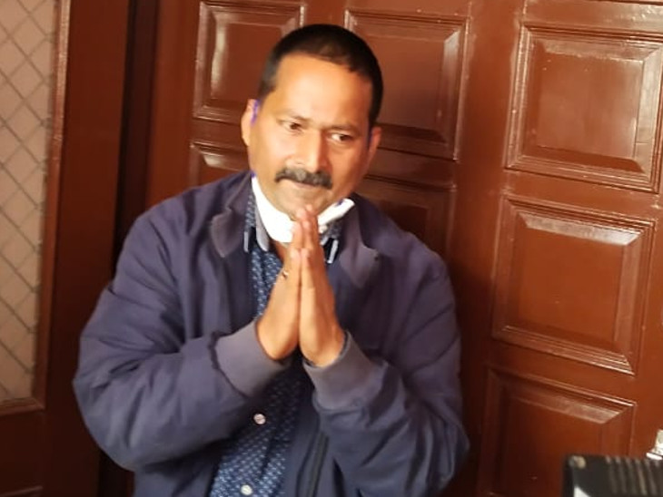मकान के दरवाजे पर हाथ जोड़कर खड़े हुए युगांतर शर्मा। जो सबसे पहले मौके पर पहुंचे। जिसके बाद वे अपनी बहन को लेकर साकेत हॉस्पिटल गए थे, जहां डॉक्टरों ने उन्हें मृत घोषित कर दिया।