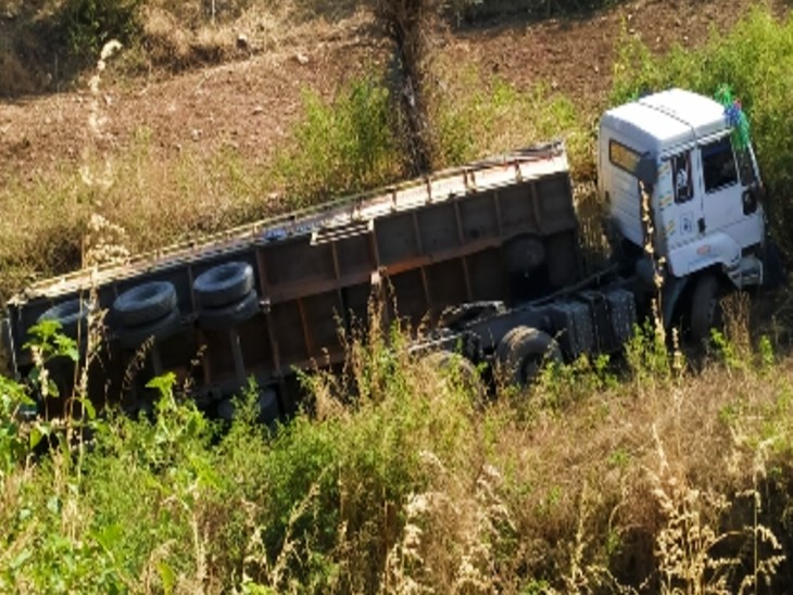 हादसे के बाद खाई में जा गिरा ट्रक।