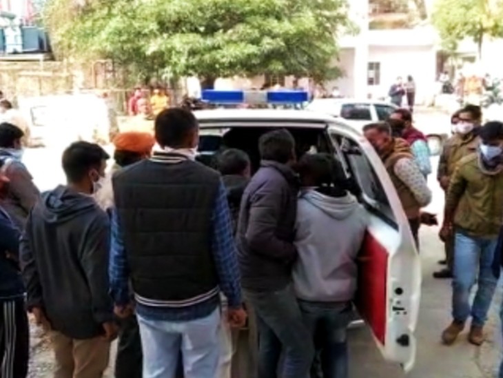 भूपेंद्र का शव ले जाते परिजन।
