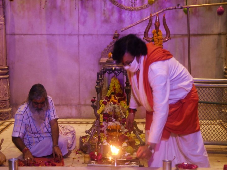 महाकालेश्वर मंदिर में पूजा अर्चना करते महंत।