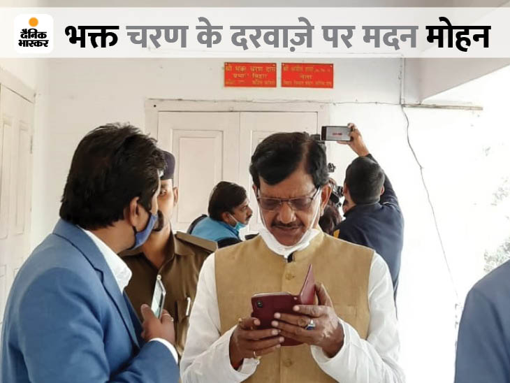 नए बिहार प्रभारी चरण दास के कक्ष के बाहर इंतजार करते प्रदेश कांग्रेस अध्यक्ष मदन मोहन झा।