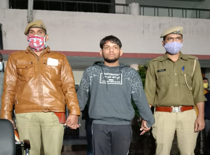 आरएएस अफसर की बहन की गला घोंटकर हत्या करने पर गिरफ्तार कृष्ण कुमार शर्मा महज 20 साल का है। 12 वीं कक्षा में पढ़ता है। पूछताछ में बताया कि अक्सर कॉलोनी में कुत्ता घुमाने पर टोकने से नाराज रहता था। सोमवार को भी कहासुनी हुई तो बदला लेने के लिए मार डाला