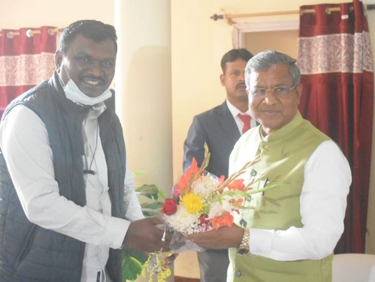 बाबूलाल मरांडी को बधाई देते पूर्व मंत्री अमर बाउरी।