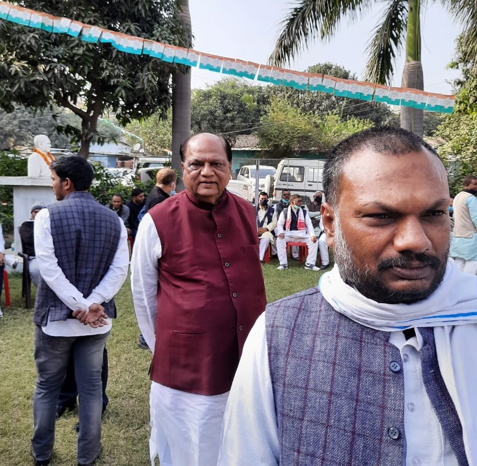 लाइन में खड़े होकर नए बिहार प्रभारी से मिलने का कर रहे इंतजार कर रहे 'बाहरी' भरत सिंह।