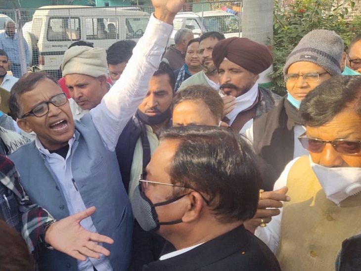 भक्त चरण के सामने हंगामा करते कांग्रेस नेता।