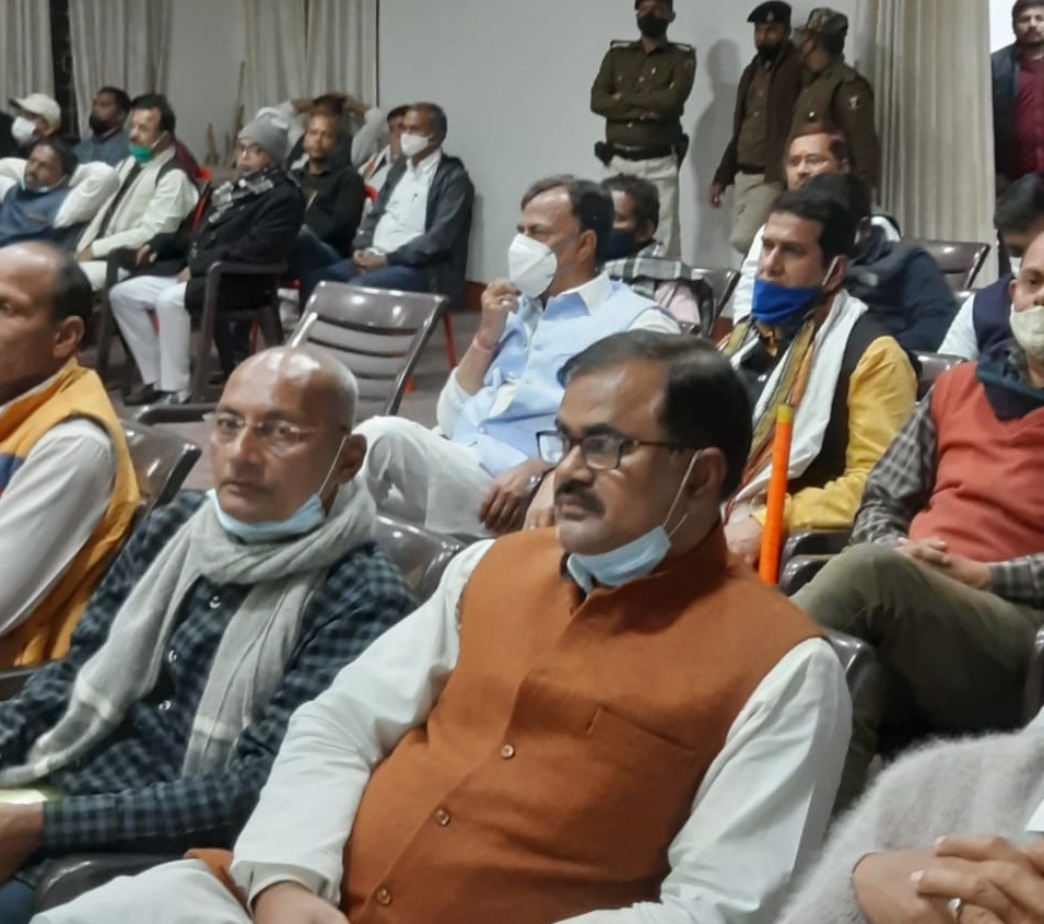 हॉल में पीछे बैठे प्रेमचंद मिश्रा (सफ़ेद मास्क और आसमानी जैकेट में)।