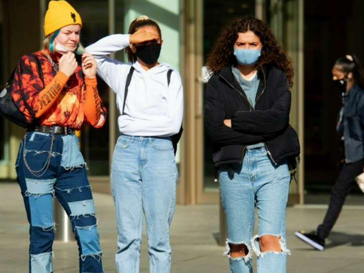 फ्रांस की राजधानी पेरिस में मौजूद पर्यटक। फ्रांस में दो महीने पहले तक हर रोज करीब 60 हजार नए मरीज मिल रहे थे। दो महीने के लॉकडाउन से यहां हालात बहुत हद तक काबू में आ गए हैं। हर रोज मिलने वाले मरीजों की संख्या एक हजार के आसपास पहुंच गई है। (फाइल)