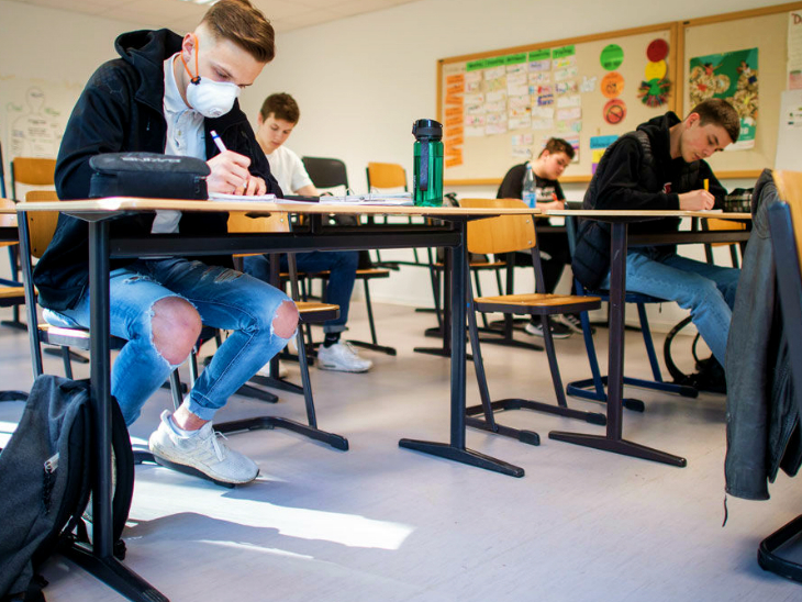 बर्लिन के एक कॉलेज में मौजूद स्टूडेंट्स। जर्मनी सरकार ने साफ कर दिया है कि अगले महीने के पहले वो देश में पाबंदियां पहले से ज्यादा सख्त करने जा रही है। पड़ोसी देश फ्रांस में राहत है लेकिन, जर्मनी में अब तक मामले कम होने का नाम नहीं ले रहे। (फाइल)