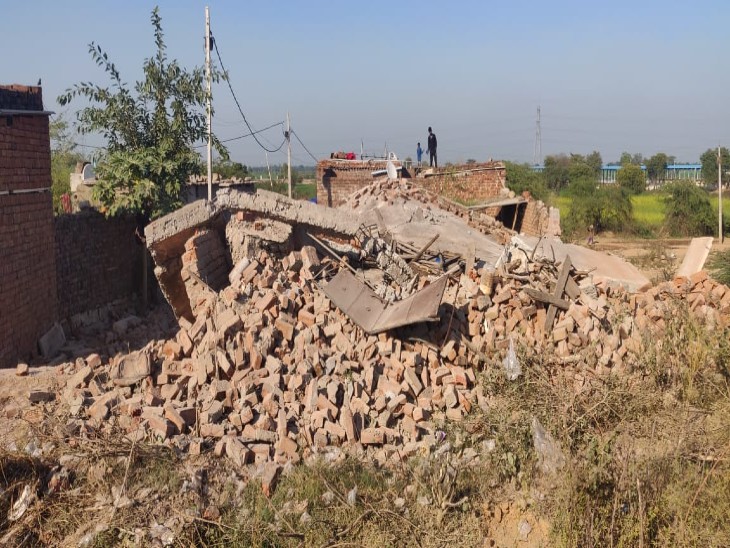 जलालपुर में इसी मकान में चल रहा था अवैध शराब का खेल, जमींदोज किया।