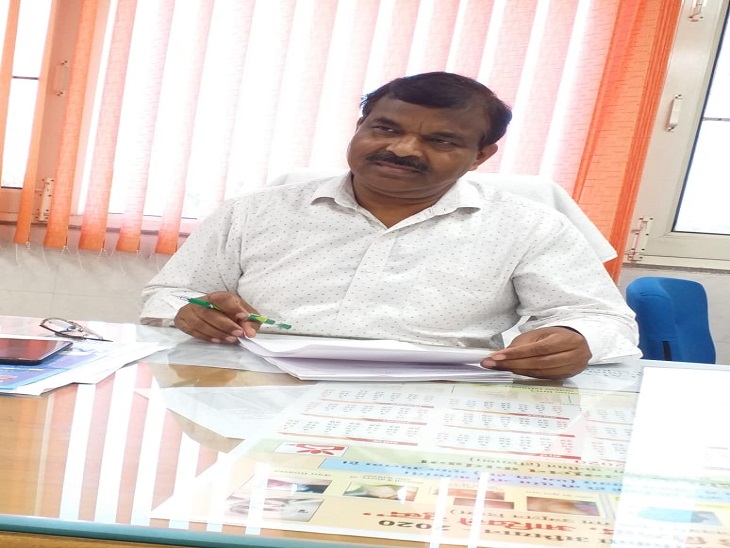 CMO डॉ. संतलाल वर्मा।
