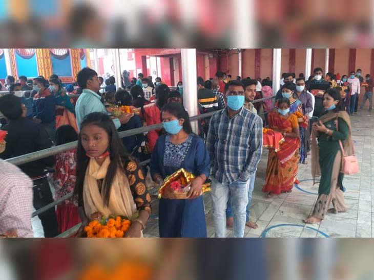 पूजा-अर्चना के लिए कतार में खड़े श्रद्धालु।