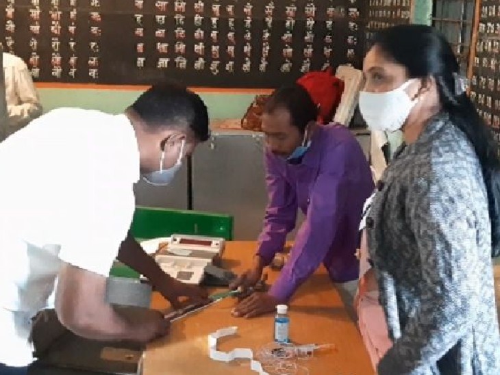 चुनावी प्रक्रिया के दौरान कई जगहों पर EVM के खराब होने की जानकारी सामने आ रही है।