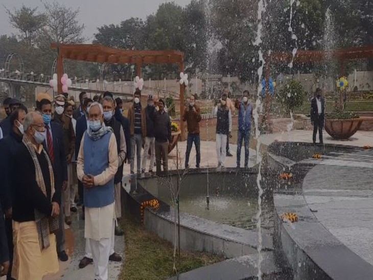 वेणुवन में पार्क का जायजा लेते सीएम नीतीश कुमार।