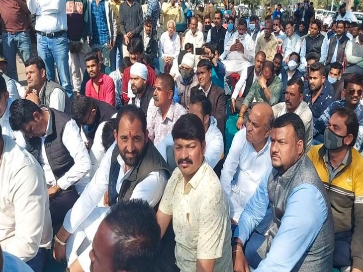 तेजाजी नगर में प्रदर्शन के दौरान स्थानीय कांग्रेसी नेता शामिल रहे।