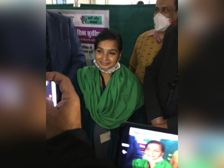 सबसे पहला टीका लगवाने वाली सिविल अस्पताल की सफाई कर्मचारी पूनम। उनका कहना है कि वह एकदम सामान्य महसूस कर रही हैं।