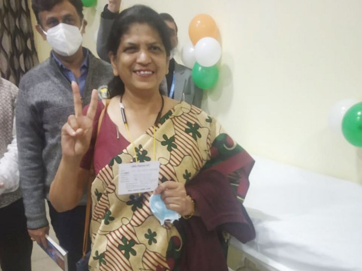 सीएमएचओ पूर्णिमा गाडरिया ने भी वैक्सीन लगवाया।