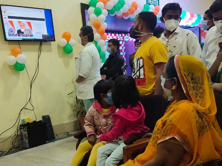 परिवार के साथ प्रधानमंत्री का उद्धबोधन सुनती आशा।