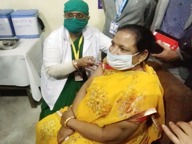 प्रधानमंत्री के उद्धबोधन के बाद सबसे पहला टीका आशा पवार को लगा।