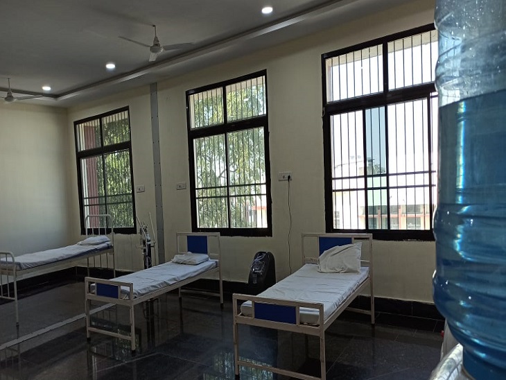 बूथ पर आपात स्थिति से निपटने के लिए ऐसे बेड का इंतजाम हुआ था।