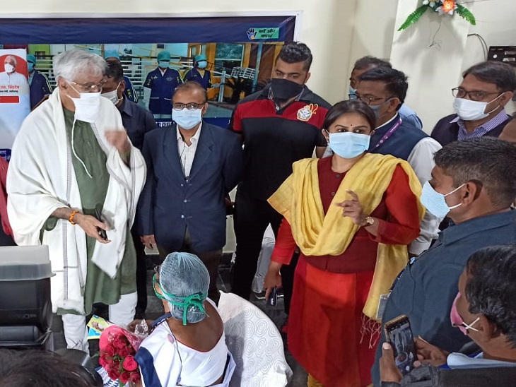 स्वास्थ्य मंत्री टीएस सिंहदेव बूथों पर पहुंचे, उन्होंने टीका लगवाने वालों से बात कर उन्हें बधाई दी।