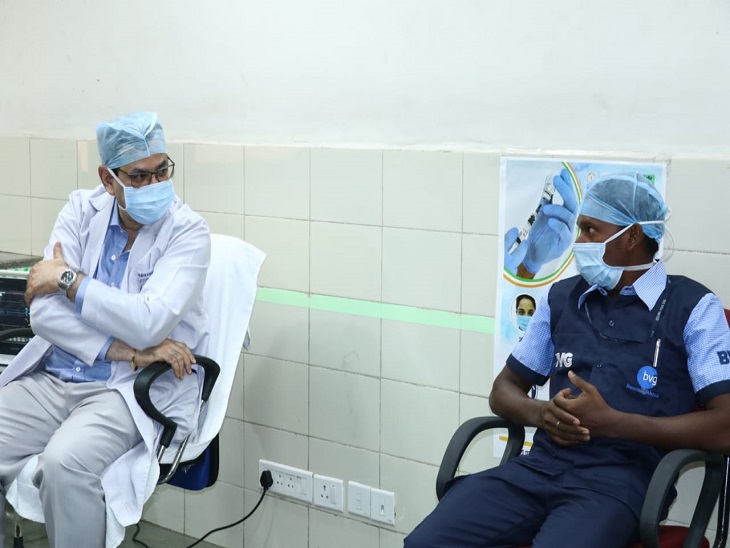 एम्स निदेशक डॉ. नागरकर ने अस्पताल के कर्मचारी से पूछा टीका लगवाकर कैसा लग रहा है, जवाब मिला- अच्छा।