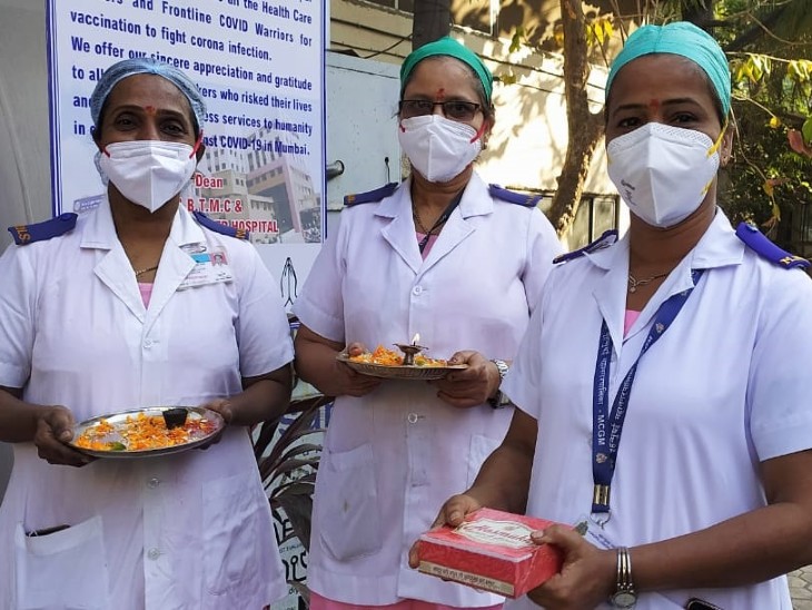 मुंबई के कूपर हॉस्पिटल में वैक्सीन की आरती महिला स्वास्थ्यकर्मियों की ओर से की गई।