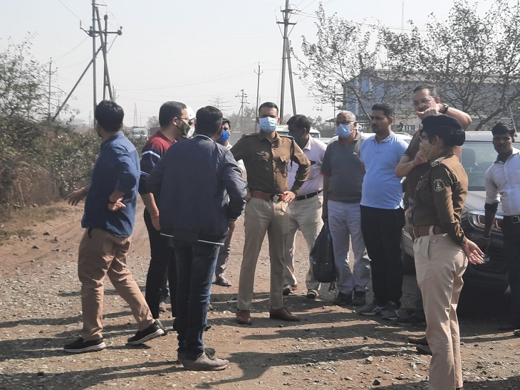 अफसरों ने घटना स्थल पर जाकर युवक से जानकारी ली, एक जांच टीम बनाई गई है जो लुटेरों का पता लगा रही है।
