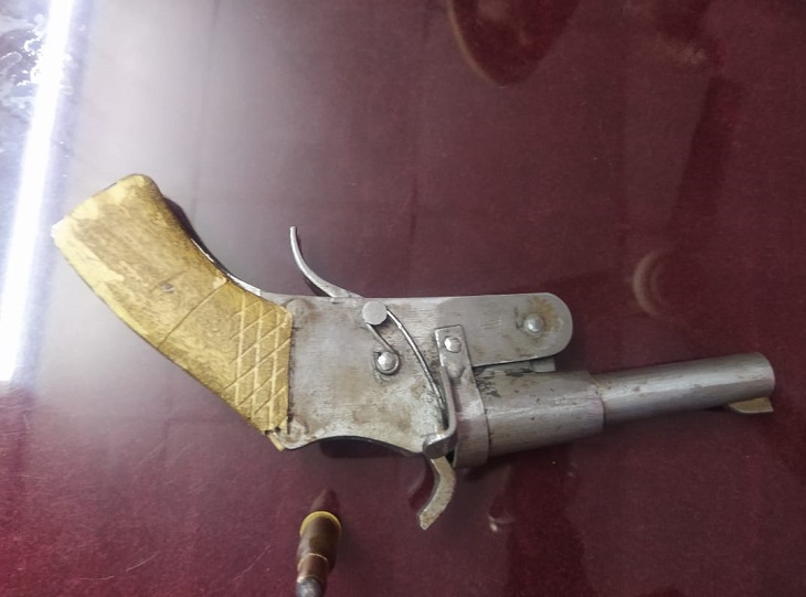 इसी कट्टे के दम पर प्रेमिका के भाई को आरा से पटना ले आया।