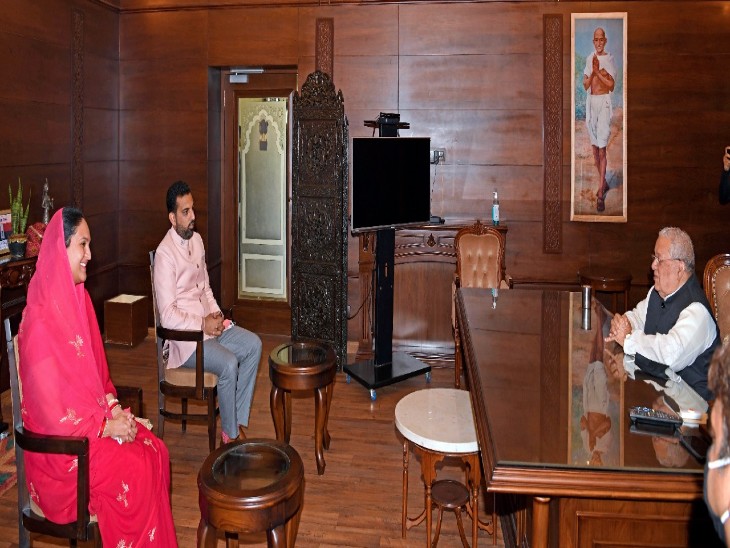 राज्यपाल कलराज मिश्र से पत्नी निवृत्ति कुमारी के साथ मुलाकात करते लक्ष्यराज सिंह मेवाड़।
