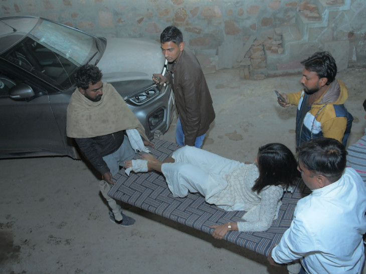 गांव के लोगों ने घायलों को खाट की मदद से अस्पताल पहुंचाया।
