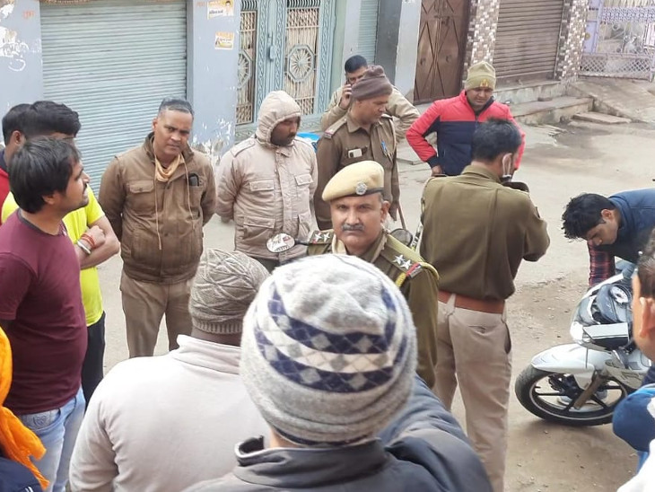 मौके पर पूछताछ करती पुलिस।