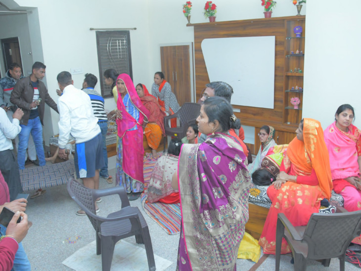 बस मे सवार लोगों को महेशपुरा गांव के एक घर में ठहराया गया।