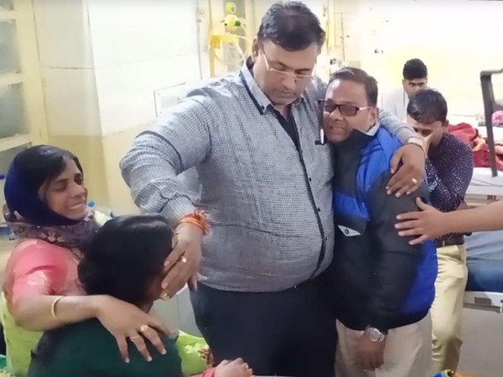 अपनों की मौत की खबर सुन रिश्तेदार अस्पताल पहुंच गए।