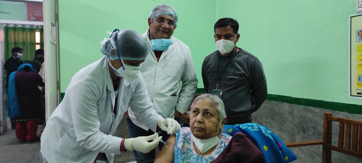 बीकानेर के सेटेलाइट अस्पताल में टीकाकरण करवाती 77 वर्षीय डॉ. पुष्पा तंवर।