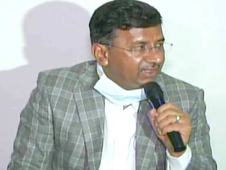 राशन घाेटाले के बारे में बताते इंदौर कलेक्टर मनीष सिंह।