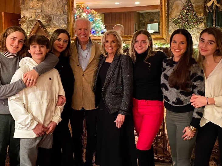 अपने परिवार के साथ प्रेसिडेंट इलेक्ट जो बाइडेन।