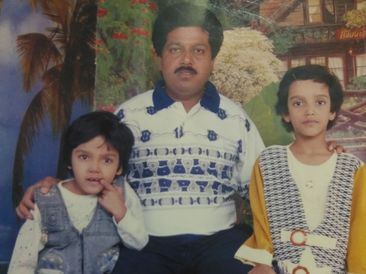 फोटो में अर्शी (लेफ्ट) अपने पापा और बड़ी बहन के साथ हैं। पापा की डेथ के बाद अर्शी के जीवन में काफी उतार-चढ़ाव आए।