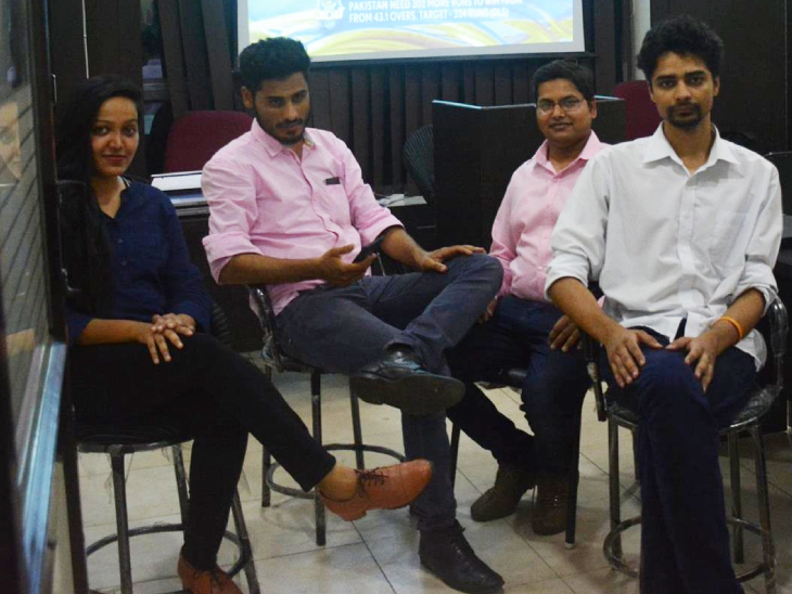 कॉलेज खबरी स्टार्टअप का आइडिया अर्शी को उनके दोस्त रॉथर (लेफ्ट, गुलाबी शर्ट में) से बातचीत में आया था। बाद में अविनाश (सफेद शर्ट में) इसमें बतौर सीटीओ जुड़ गए।