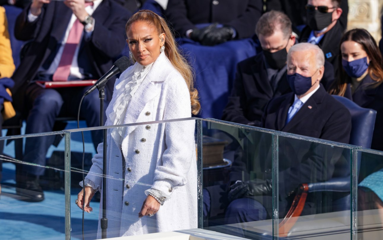 शपथ ग्रहण समारोह में जेनिफर लोपेज ने भी प्रस्तुति दी।