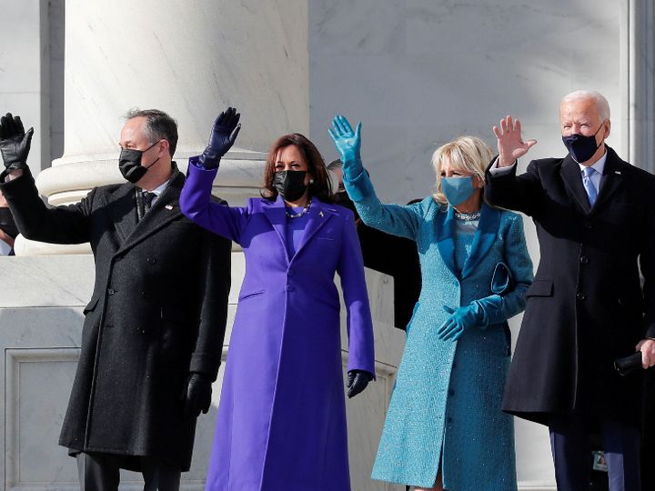 शपथ ग्रहण के लिए पहुंचे जो बाइडेन (सबसे दाएं), साथ में पत्नी जिल नजर आ रही हैं। कमला हैरिस पति डग एमहॉफ (सबसे बाएं) के साथ पहुंचीं।