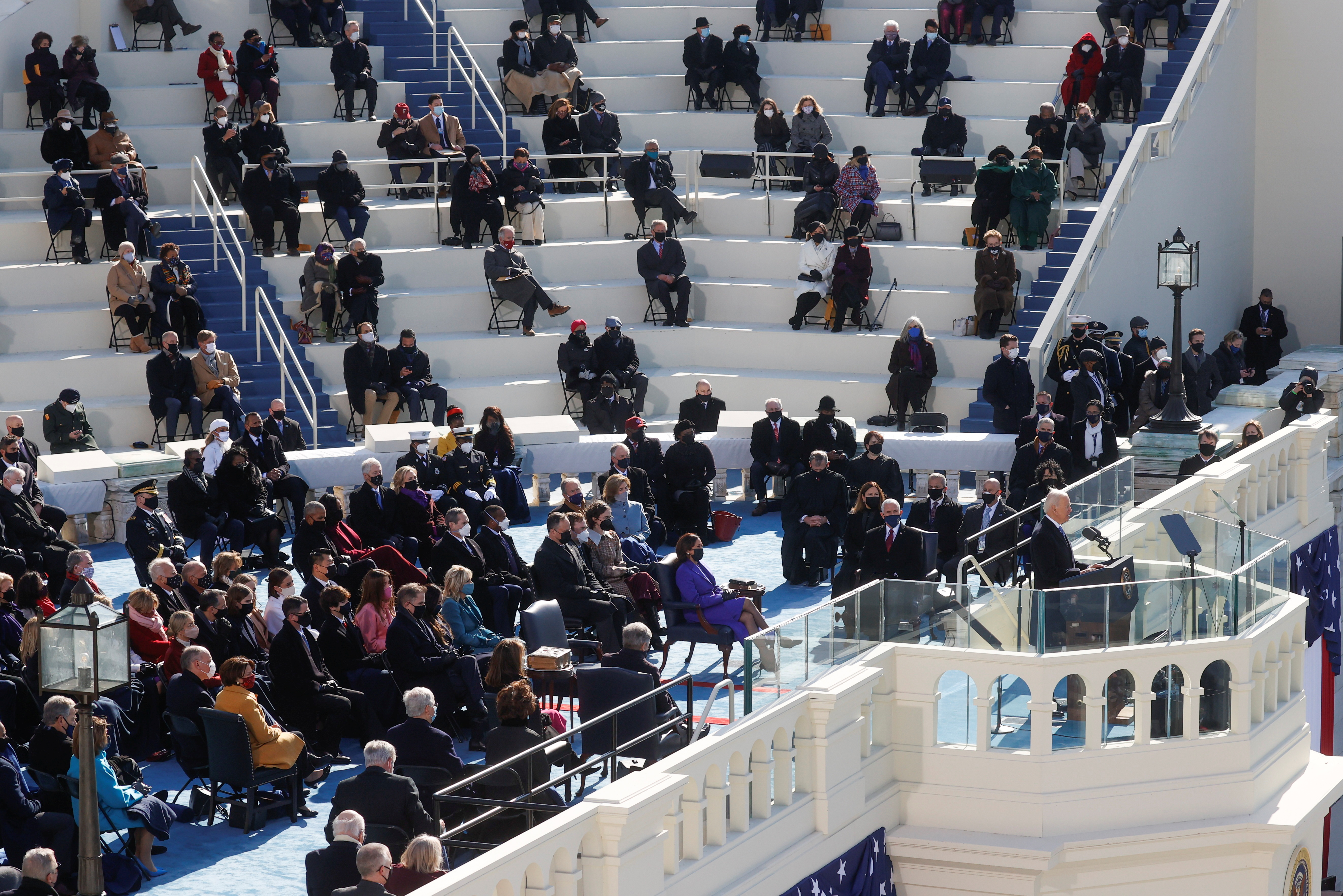 शपथ ग्रहण समारोह में सोशल डिस्टेंसिंग दिखी। लोगों को दो गज की दूरी के साथ बैठाया गया।