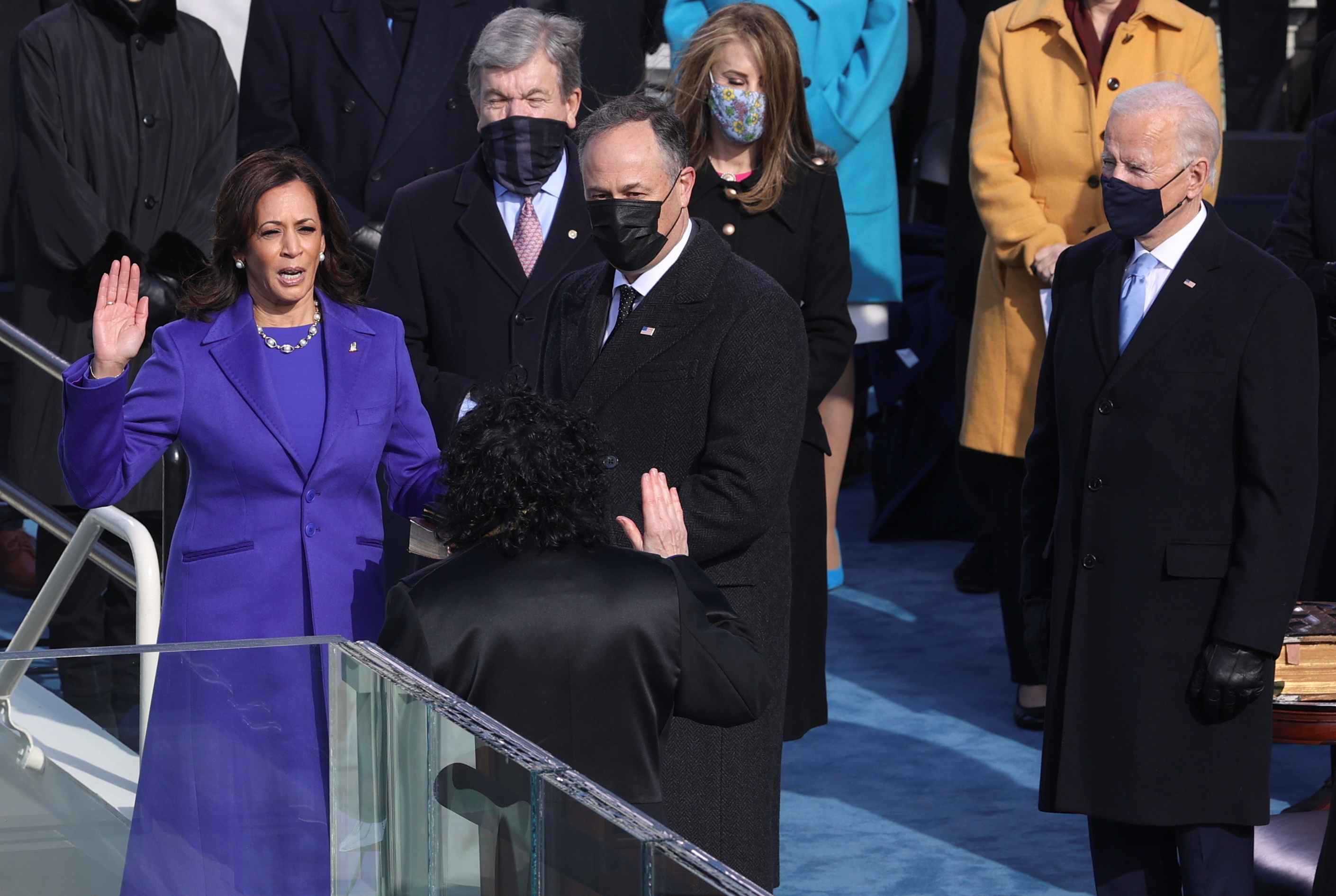 कमला हैरिस ने उपराष्ट्रपति पद की शपथ ली। वे अमेरिका की पहली महिला और पहली भारतवंशी उपराष्ट्रपति हैं।