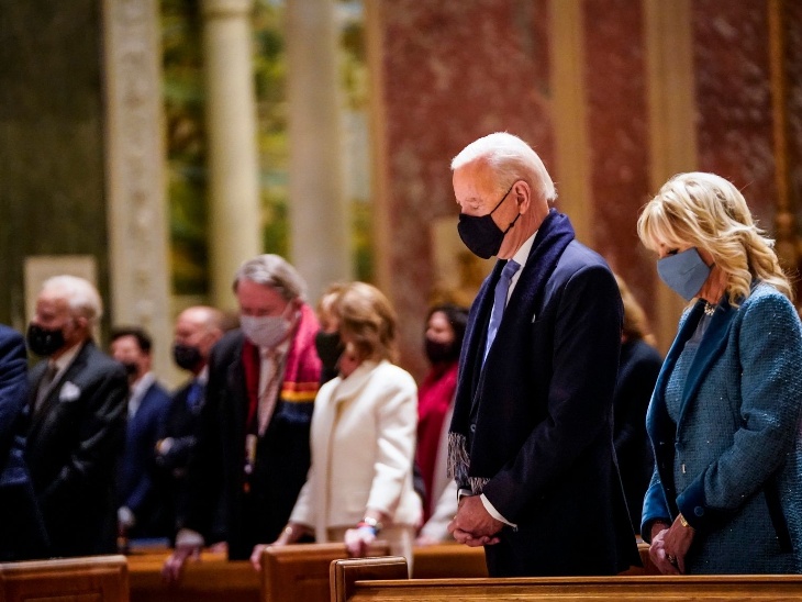 शपथ के पहले बाइडेन और हैरिस ने अपने परिवार के सदस्यों के साथ द कैथेड्रल ऑफ सेंट मैथ्यू द एपोस्टल में सामूहिक प्रार्थना सभा में हिस्सा लिया। उनके साथ कई नेता भी इसमें शामिल हुए।