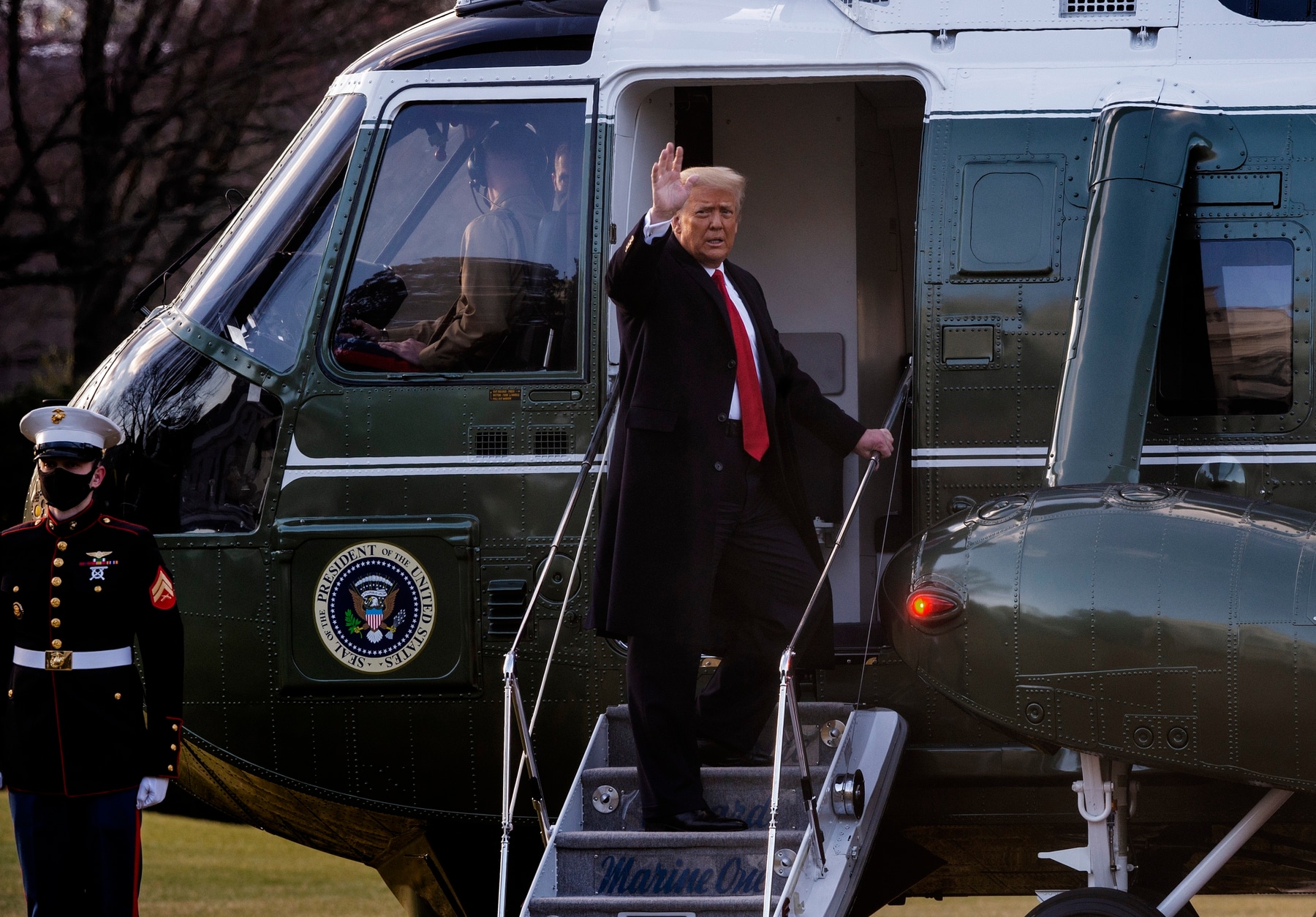 ट्रम्प हेलिकॉप्टर से एंड्रयूज एयरबेस पहुंचे। वहां से फ्लोरिडा के अपने रिजॉर्ट मार-ए-लेगो रवाना हो गए।