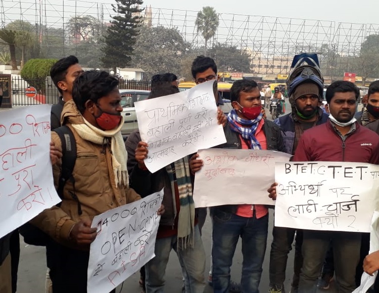 कारगिल चौक पर मुख्यमंत्री और शिक्षा मंत्री का पुतला फूंकने गए शिक्षक अभ्यर्थी।