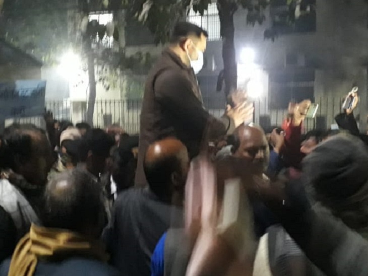 वापस गर्दनीबाग धरनास्थल पहुंचने पर अभ्यर्थियों को संबोधित करते तेजस्वी।