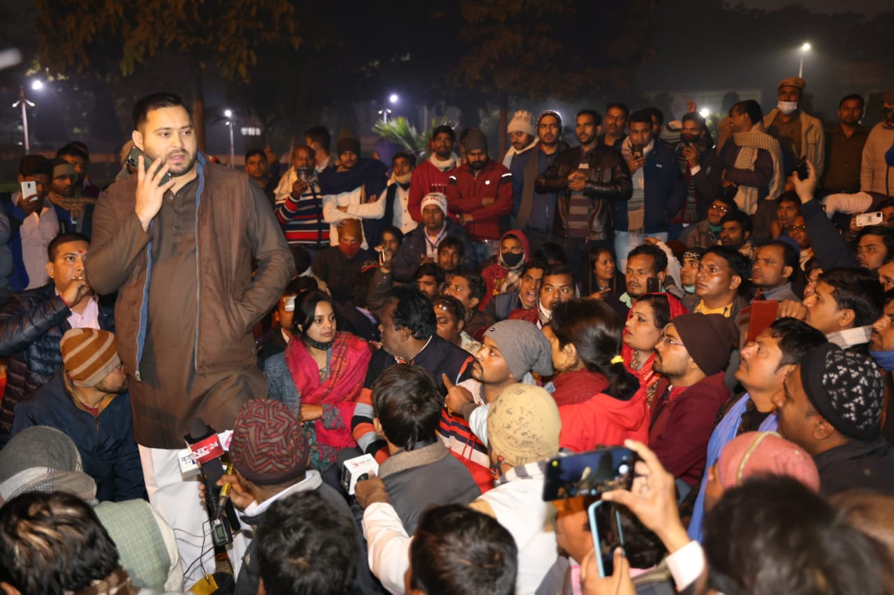 पटना के ईको पार्क में मीटिंग कर रहे शिक्षक अभ्यर्थियों के बीच पहुंचे नेता प्रतिपक्ष तेजस्वी।