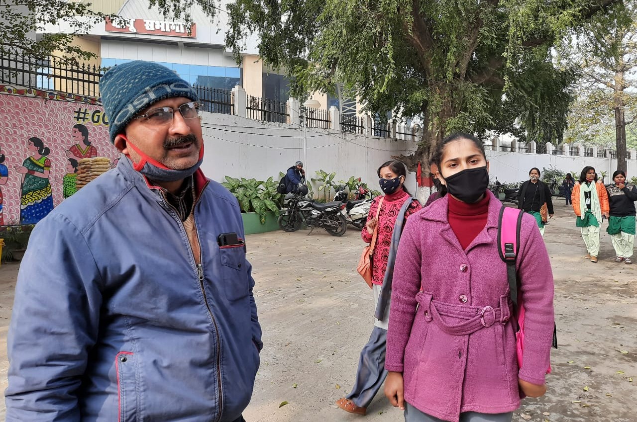 अभिलाषा अपने पापा के साथ कॉलेज पहुंची थी।